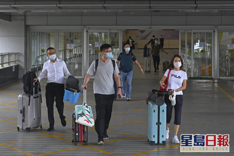 回港易計劃實施首日逾2140人返港。