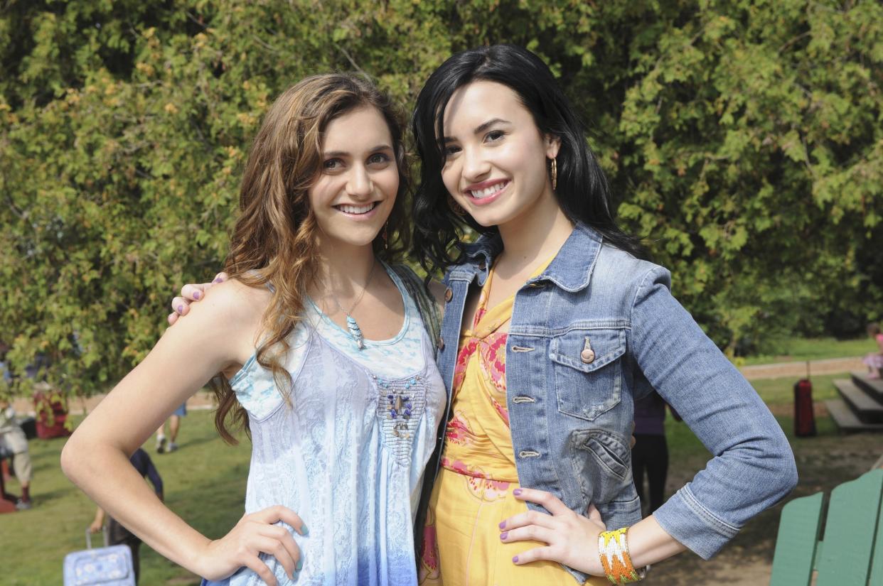 Alyson Stoner transitó por muchas de las películas y series de éxito de Disney de los 2000, donde coincidió con algunas de las grandes estrellas de la compañía. En la foto, junto a Demi Lovato en 'Camp Rock 2: The Final Jam' (John Medland/Disney Channel via Getty Images) 