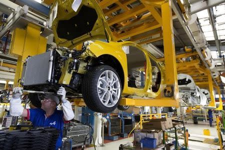 Employees of French carmaker Renault work on the Clio RS assembly line at Renault factory in Dieppe, France, September 1, 2015. Picture taken September 1, 2015. REUTERS/Philippe Wojazer