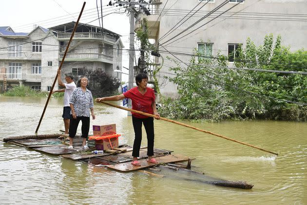 <p>Des maisons englouties jusqu'au toit, des habitants évacués en bateau et des quartiers entiers avec les pieds dans l'eau: les rives du lac Poyang, dans le centre de la Chine, paient cet été un lourd tribut aux inondations.</p>