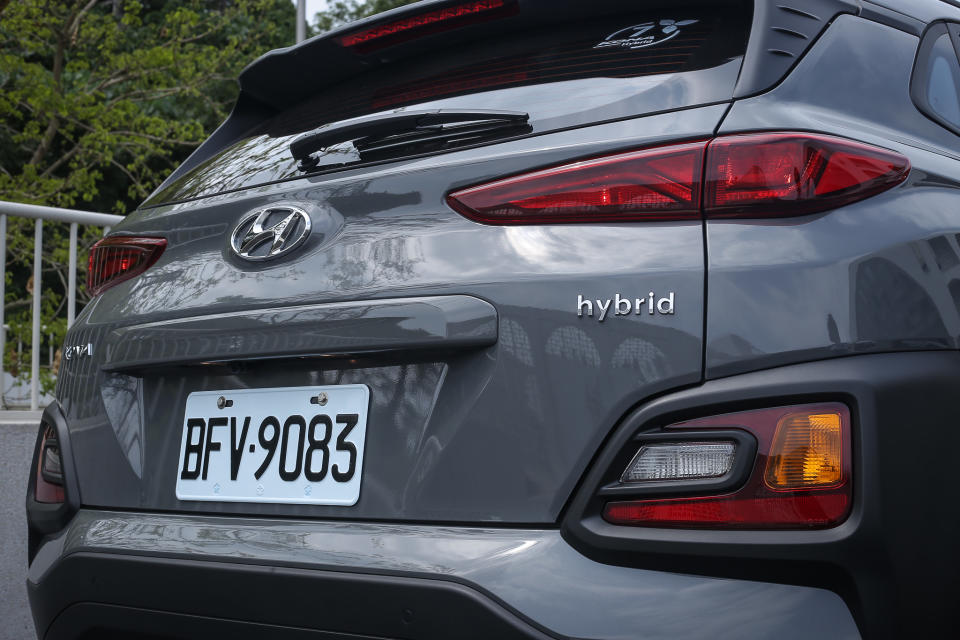 hybrid 銘牌說明自身油電身份。