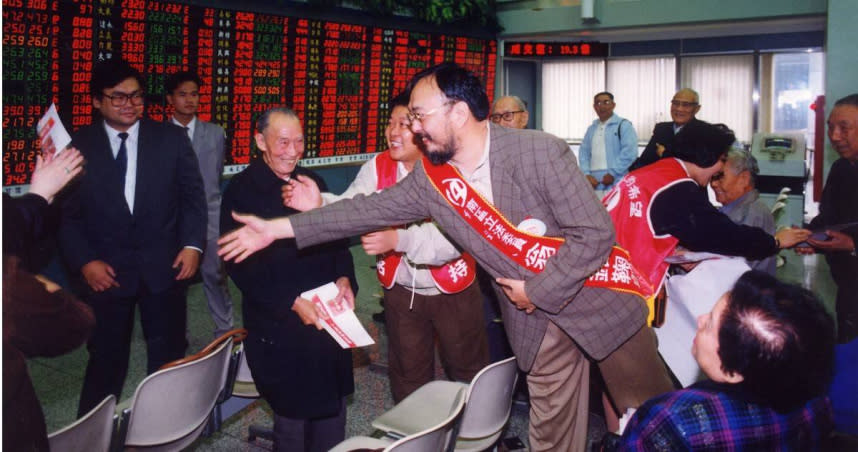 翁大銘1992年競選北市立委，在俗稱號子的證券營業廳裡向民眾拉票，最後跌破眾人眼鏡順利當選。（圖／報系資料照）