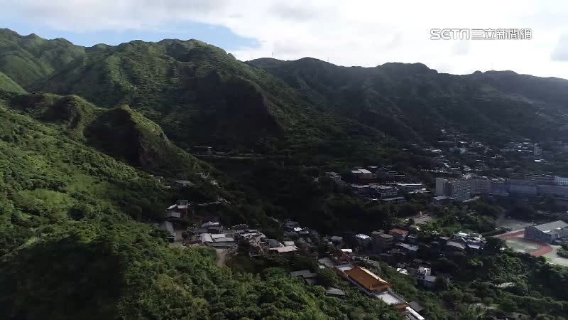 （上圖後排右二）劉建宏醫師表示，那時礦工都很貧窮可憐，但卻很懂得感恩，讓他很感動。（上圖／北美洲台灣人醫師協會北加州分會提供；下圖／資料照）