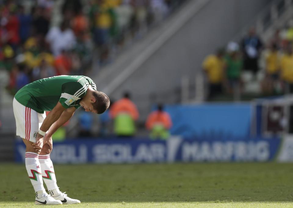 Javier Hernández poco pudo hacer frente a Holanda.(Foto: Marcio José Sánchez / AP)