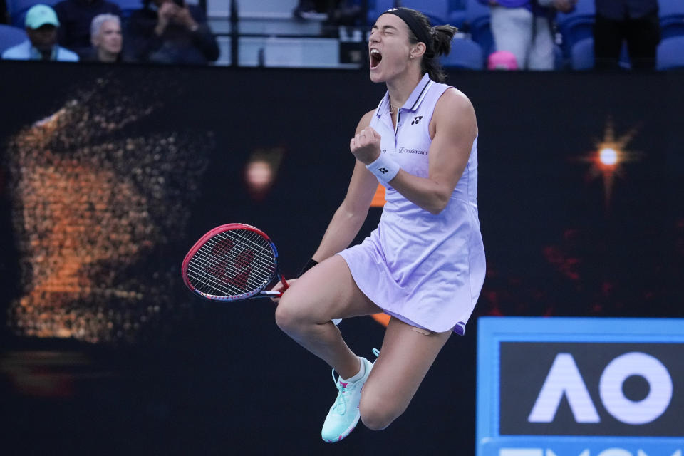 Caroline García celebra tras derrotar a Leylah Fernández en la segunda ronda del Abierto de Australia, el jueves 19 de enero de 2023, en Melbourne. (AP Foto/Dita Alangkara)