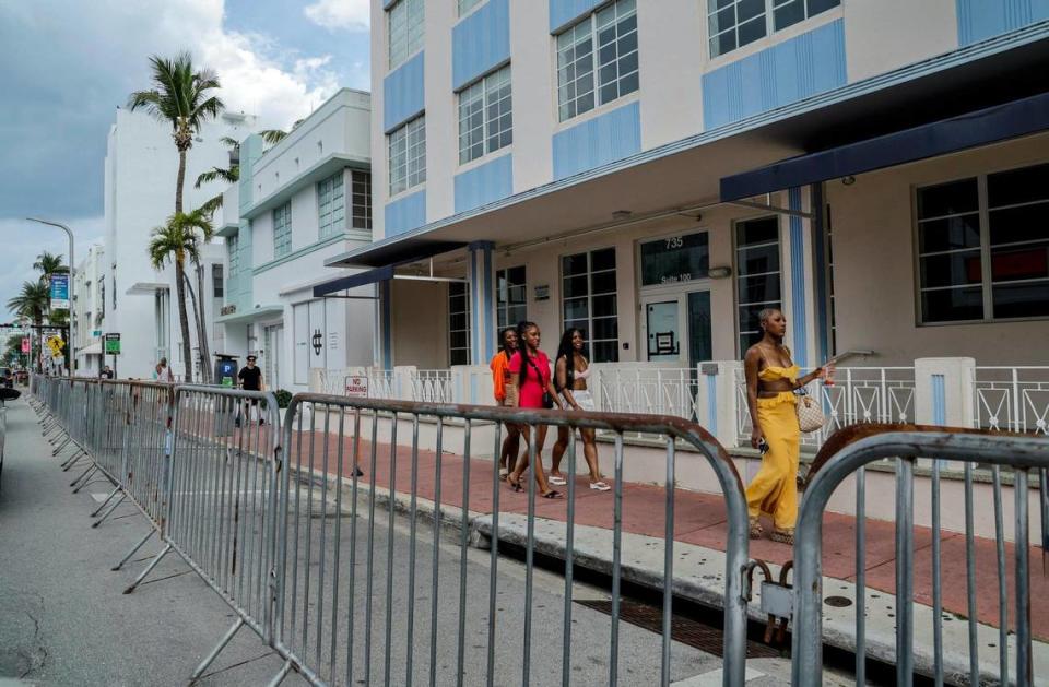 Los espacios de estacionamiento en la calle a lo largo de Washington Avenue están cerrados con barricadas durante las vacaciones de primavera. La mayoría de los estacionamientos públicos y los lotes al sur de 42 Street estarán completamente cerrados este fin de semana en Miami Beach, Florida.