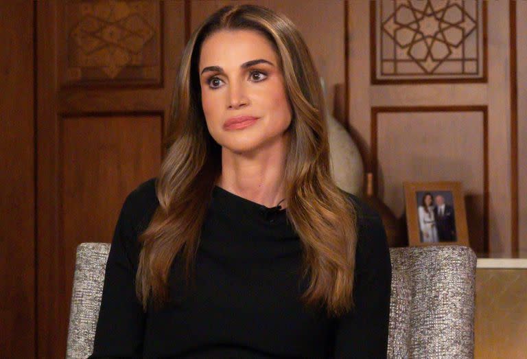 Una fotografía proporcionada por el Servicio de Prensa de la reina Rania de Jordania el 24 de octubre de 2023 muestra a la reina Rania hablando en una entrevista exclusiva de CNN desde Amán sobre los bombardeos en Gaza.
