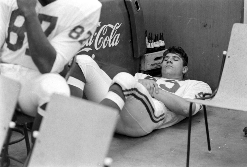 A quiet moment in the locker room during Super Bowl I.<span class="copyright">Bill Ray—The LIFE Picture Collection/Shutterstock</span>