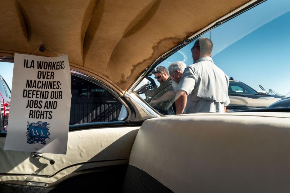 dockworkers strike shuts down ports on gulf and east coasts