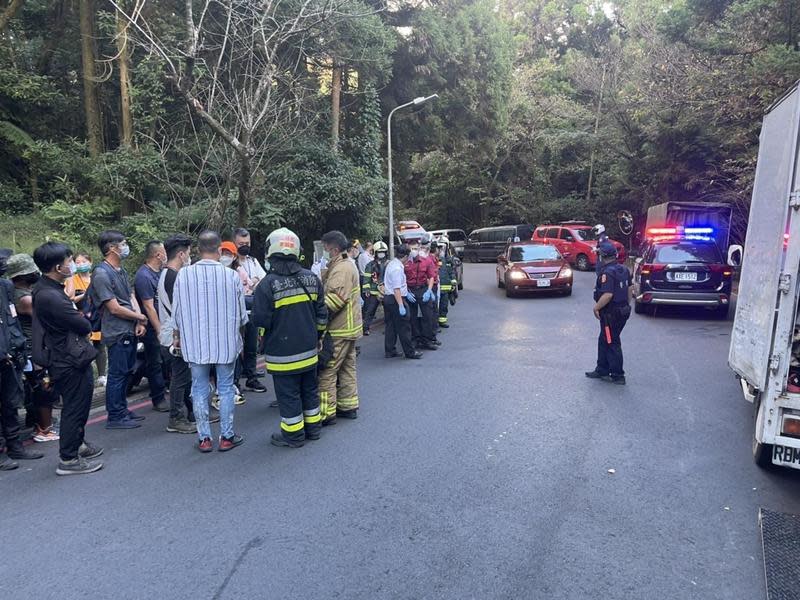 該劇組人員遭遇蜂襲紛紛閃避，警消獲報也到場實施管制。（翻攝畫面）