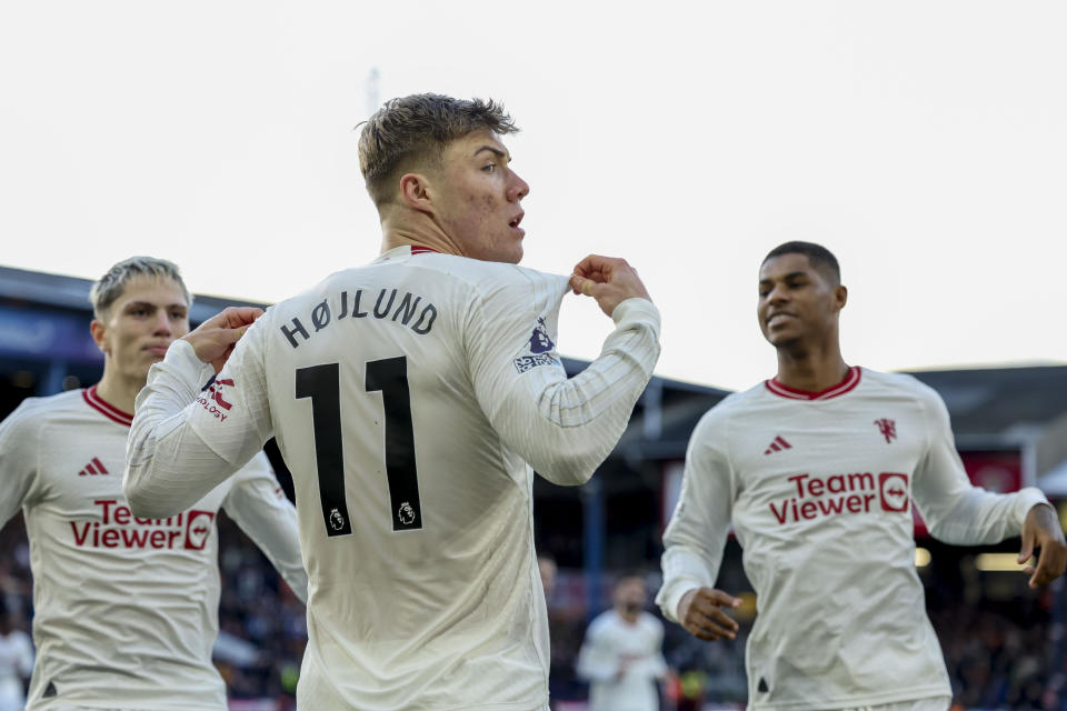 Rasmus Hojlund festeja tras marcar el primer gol del Manchester United en la victoria 2-1 ante Luton Town en la Liga Premier, el domingo 18 de febrero de 2024. (AP Foto/Ian Walton)