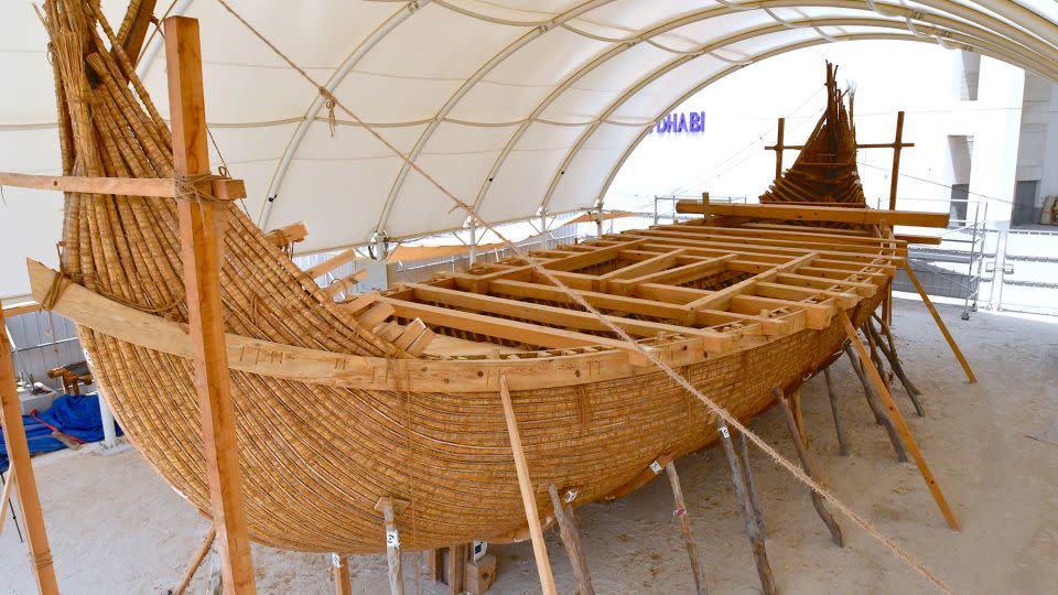 El barco, hecho con haces de juncos, fue ensamblado utilizando únicamente técnicas tradicionales antiguas. - Museo Nacional Zayed