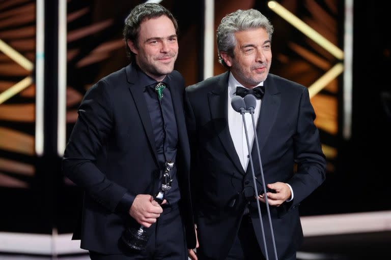 Peter Lanzani y Ricardo Darín mientras recibían el galardón de mejor guion coescrito en los Premios Platino