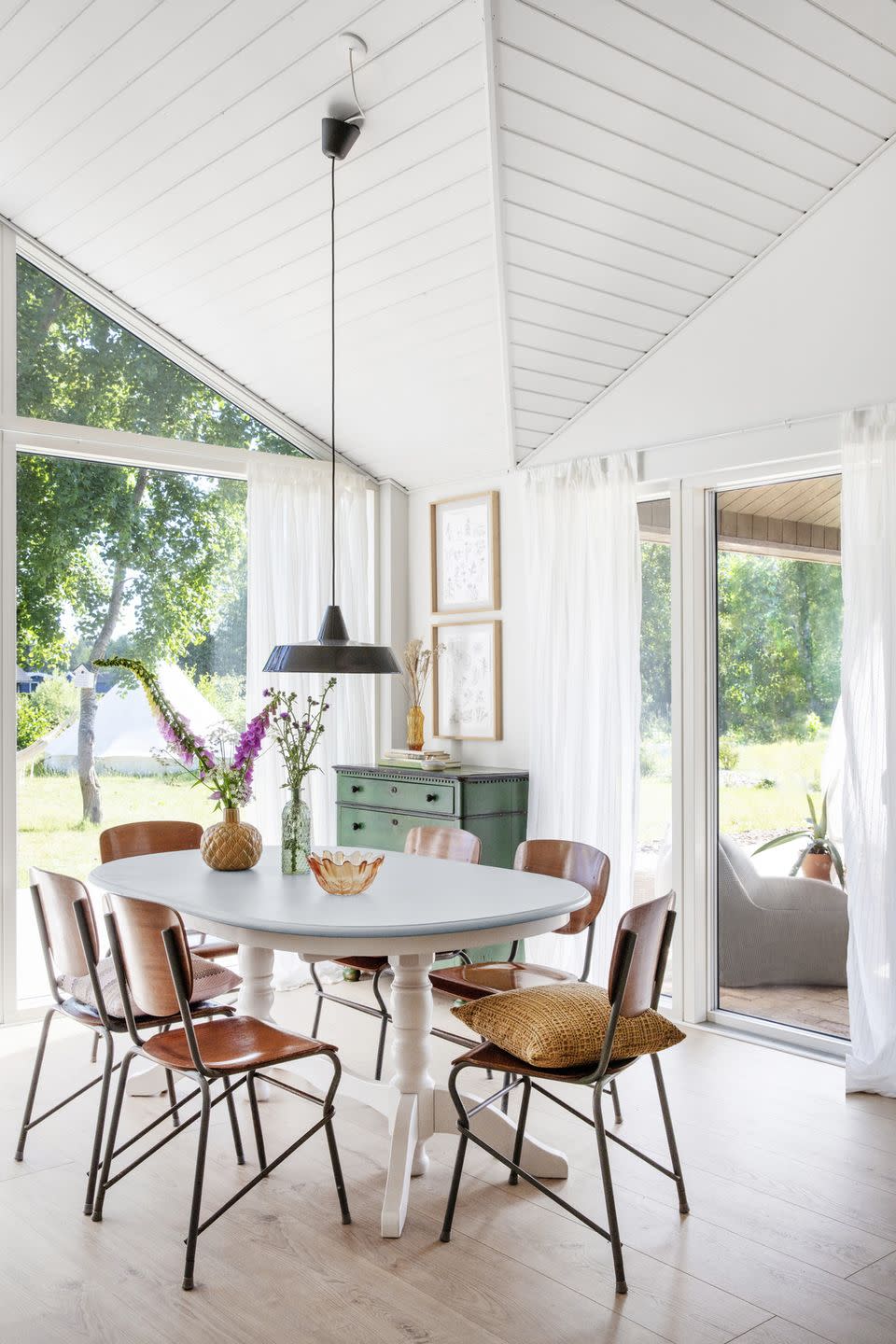 nordic beach cottage dining room