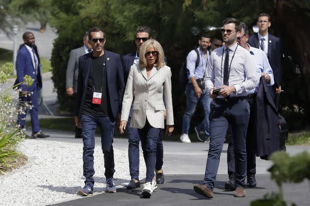 <p>Brigitte Macron en compagnie de son équipe, aux abords de l’hôtel du Palais à Biarritz, l’un des lieux majeurs du sommet du G7. </p>