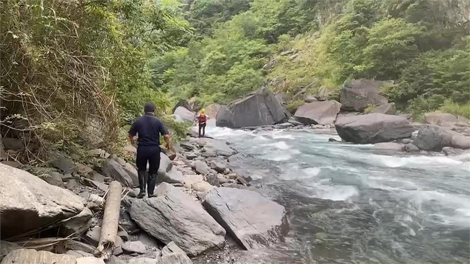 烏來泛舟翻船落水1人失蹤　晚間山區大雨暫停搜救