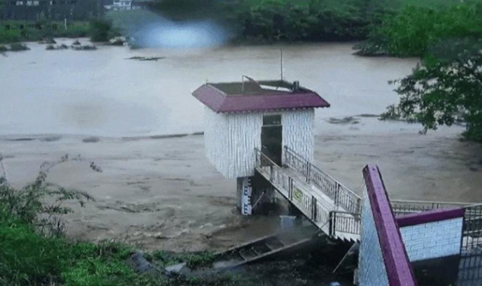 2024年4月18日以來，中國廣東省部分地區暴雨不斷。當局21日表示，珠江水系北江流域將出現接近百年一遇洪水，清遠英德文峰塔孤懸江中。翻攝微博