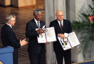 10 décembre 1993. Nelson Mandela et Frederik De Klerc, le dernier président d'Afrique du Sud sous l'apartheid, reçoivent le Prix Nobel de la Paix. Ils sont récompensés pour leur efforts menés dans la mise en place d'une transition pacifique vers la fin de l'apartheid. AFP