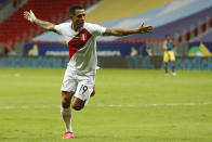 Yoshimar Yotún, de Perú, festeja tras abrir el marcador ante Colombia el viernes 9 de julio de 2021, en el partido por el tercer sitio de la Copa América, en Brasilia (AP Foto/Andre Penner)