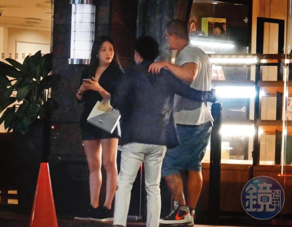 5月6日 19：00，	蔣友柏（右）和莊涵雲（左）現身華國大飯店，和親友一起聚餐。