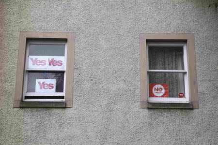 'Yes' and 'No' campaign posters are seen in the windows of apartments in the centre of Edinburgh, Scotland September 12, 2014. REUTERS/Paul Hackett