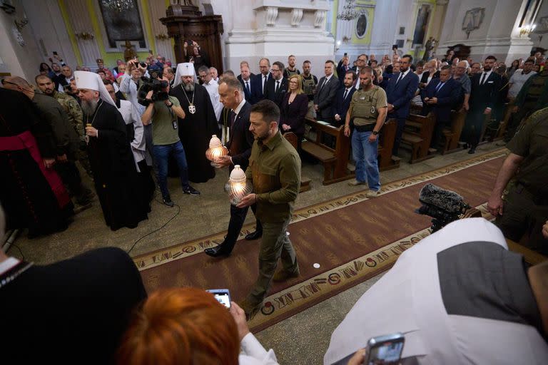 Andrzej Duda y Volodimir Zelensky conmemoran en Volinia la masacre de polacos durante la II Guerra Mundial 