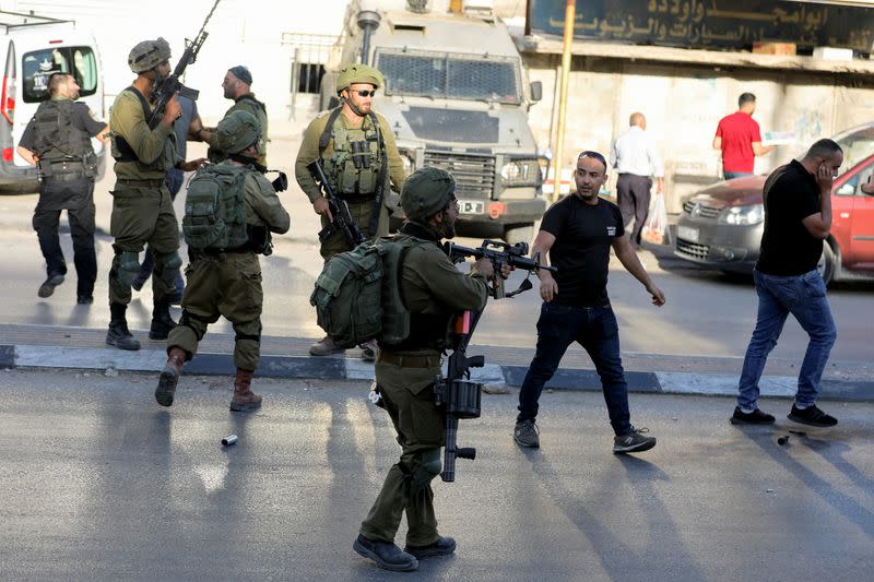 Palestinians confront Israeli soldiers in Huwara