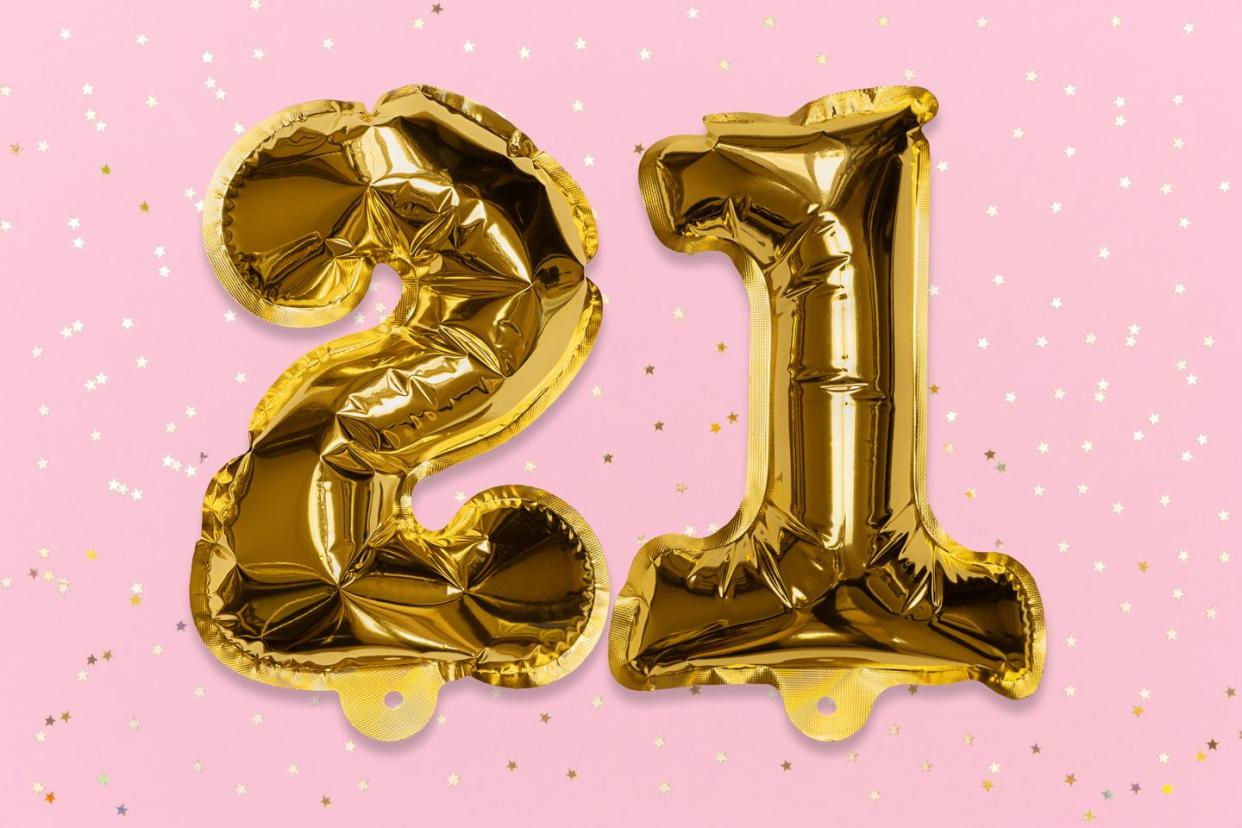 the number of the balloon made of golden foil, the number twenty one on a pink background with sequins