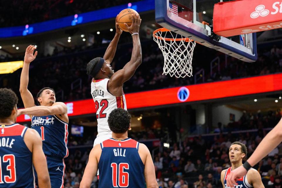 El jugador del Heat de Miami Jimmy Butler clava la pelota ante la marca de Anthony Gill, de los Wizards, en el partido celebrado el 31 de marzo de 2024 en Washington.