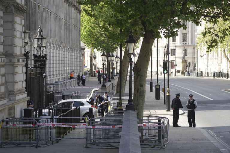 La policía en la escena después de que un automóvil chocara con las puertas de Downing Street en Londres, el jueves 25 de mayo de 2023