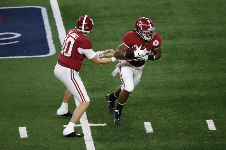 Alabama quarterback Mac Jones (10) hands the ball off to running back Najee Harris (22) in the first half of the Rose Bowl NCAA college football game against Notre Dame in Arlington, Texas, Friday, Jan. 1, 2021. (AP Photo/Roger Steinman)