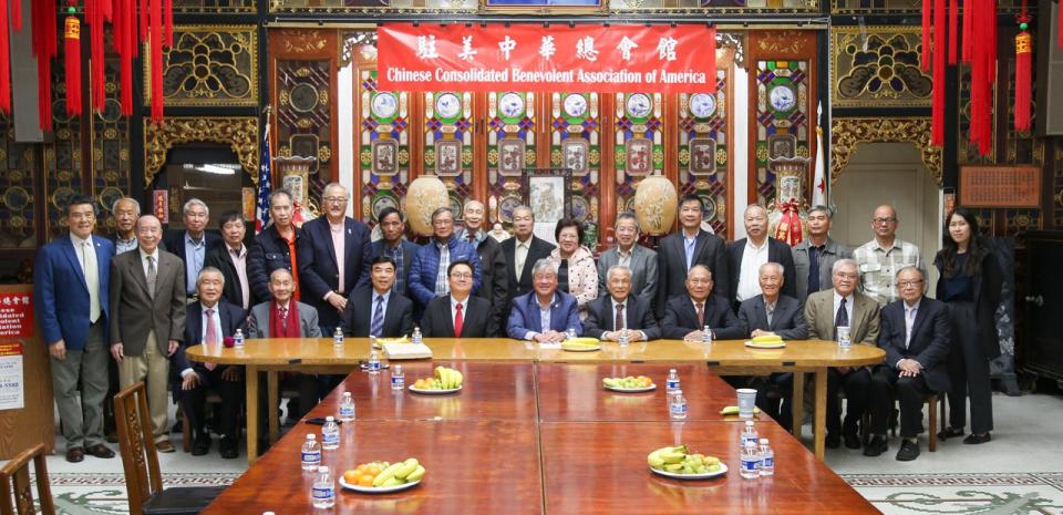 新加坡駐舊金山總領事林文翰拜訪中華總會館，主席團成員及七大會館的領袖迎接。（記者王子涵╱攝影）