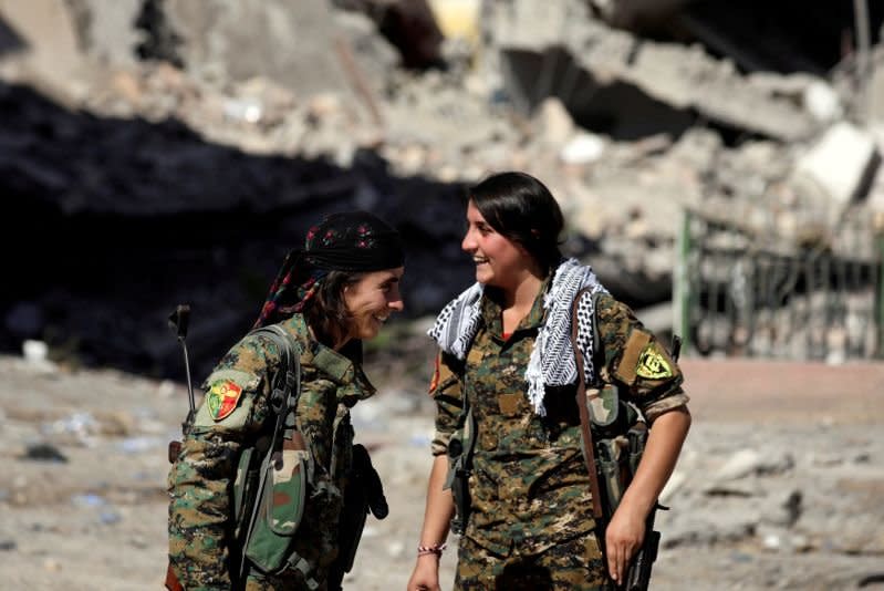 Female fighters from Syrian Democratic Forces (SDF) react in Raqqa, Syria, October 16, 2017. REUTERS/Rodi Said     TPX IMAGES OF THE DAY