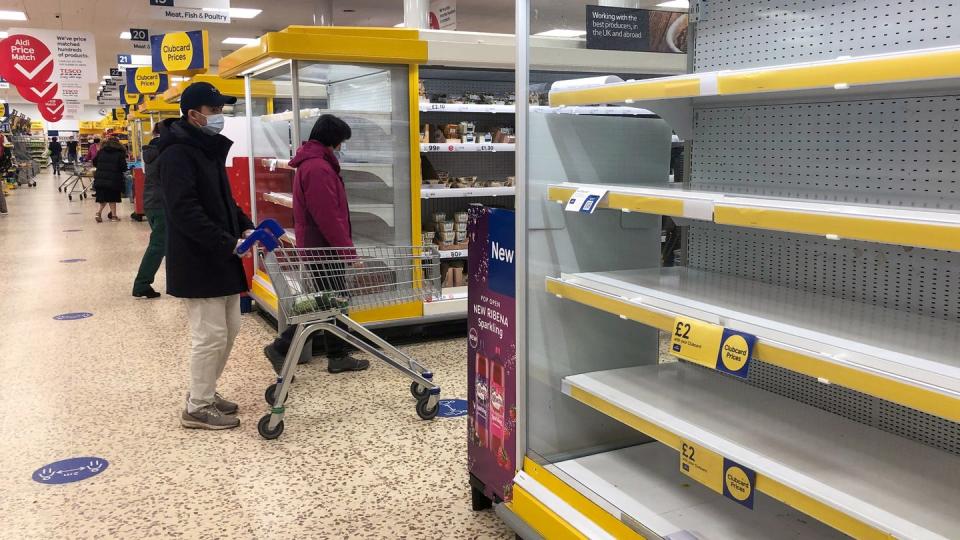 Leere Regale in einem Tesco-Supermarkt (Archivbild).