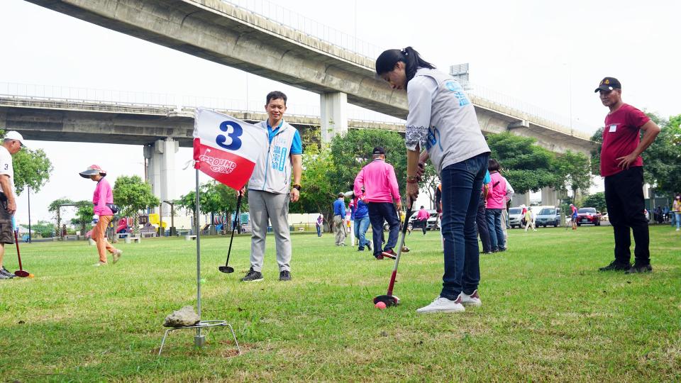 ▲首屆彰化市長盃全國地面高爾夫球賽4日在彰化市景觀公園開打，來自全國從南到北300人齊聚景觀公園切磋球技。（記者林明佑攝）