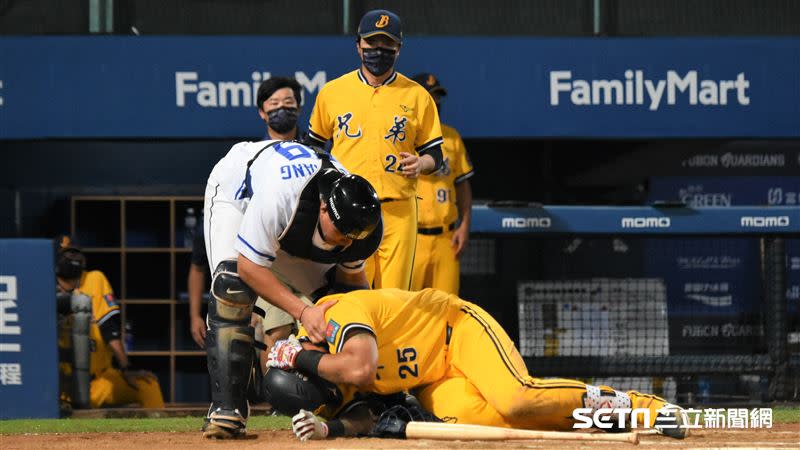 林智勝遭頭部觸身球。（圖／記者王怡翔攝影）