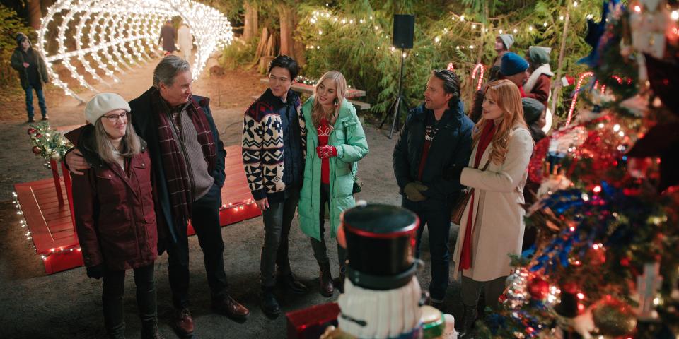 Hope, Doc, Denny, Lizzie, Jack and Mel huddle around a Christmas tree.