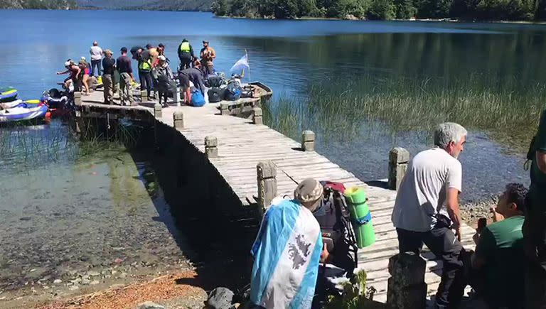 La llegada de la columna "Juana Azurduy" al muelle de la estancia de Joe Lewis, en Lago Escondido