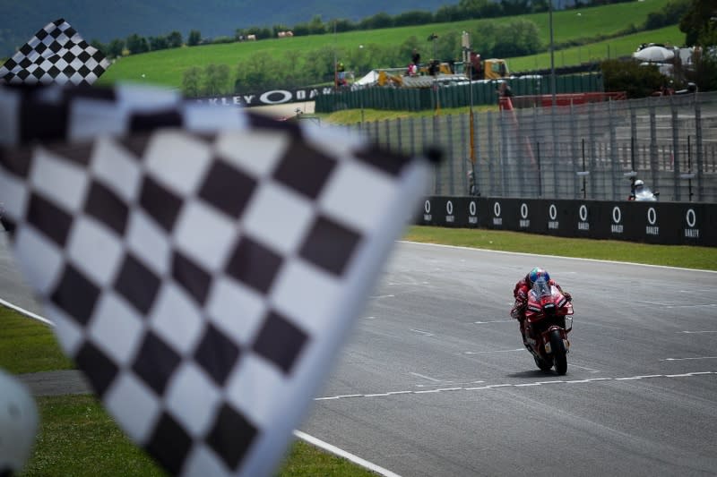 巴尼亞首名衝過格仔旗。（MotoGP Facebook）
