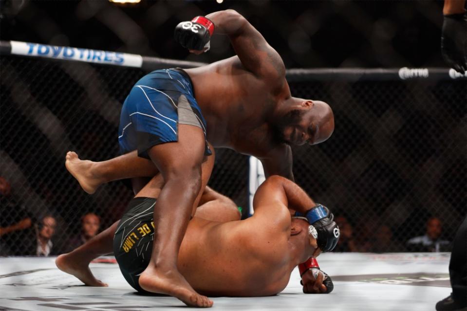 Jul 29, 2023; Salt Lake City, Utah, USA; Derrick Lewis (red gloves) fights Marcos Rogerio De Lima (blue gloves) during UFC 291 at Delta Center. Mandatory Credit: Jeff Swinger-USA TODAY Sports