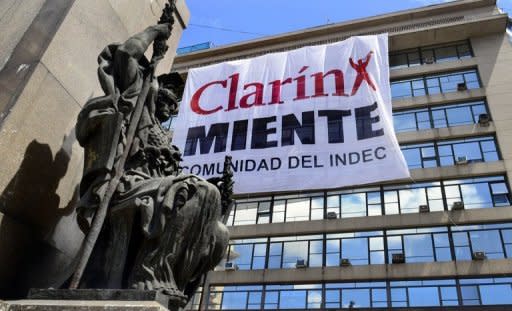 Clarín acusa a unos periodistas que trabajan en medios de posiciones cercanas al gobierno, junto a funcionarios y legisladores oficialistas, por el supuesto delito de "incitación a la violencia colectiva", que contempla penas de entre tres y seis años de prisión, y pide que se los investigue para determinar si incurrieron en "coacción agravada". (AFP | Daniel García)