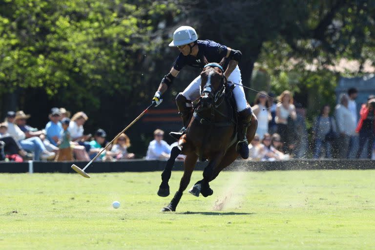 Juan Martín Nero, a fondo en la cancha 5; 