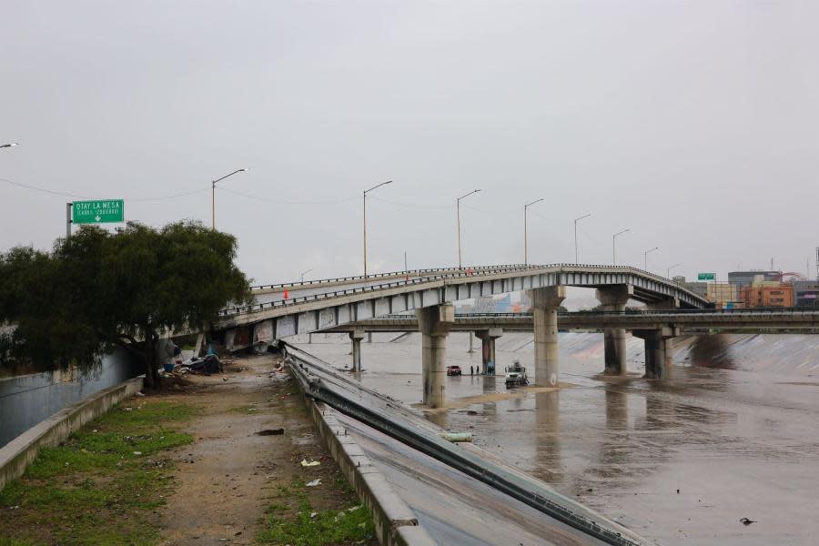 Alcaldesa de Tijuana Montserrat Caballero ordena arreglar puente El Chaparral