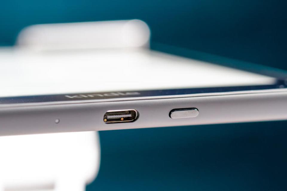Kindle Paperwhite agora conta com conector USB-C para carregar (Imagem: Ivo Meneghel Jr/ Canaltech)