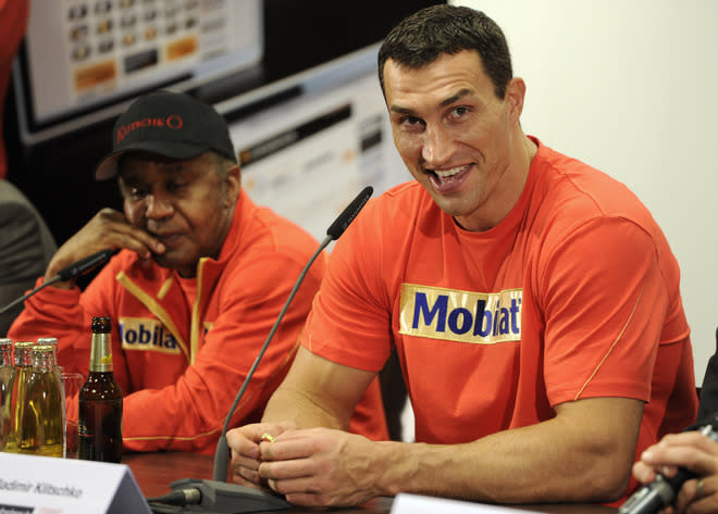 Ukrainian Heavyweight Boxing World Champion Wladimir Klitschko (R) Reacts To A Question Sitting Next To His Coach , US AFP/Getty Images