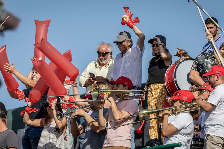 Voluntarios de bandas de bomberos de la zona Sur como hinchada de un equipo en el Abierto de Palermo.