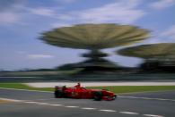 Wer Formel 1 fährt, der will irgendwann auch für Ferrari fahren, heißt es oft. Michael Schumacher wagte 1996 den Schritt zu dem Traditions-Team. Es war der Beginn einer Ära, die jedoch holprig startete: Schumi blieb nach seinem Wechsel vier Jahre ohne WM-Erfolg. (Bild: Michael Cooper / Allsport / Getty Images)