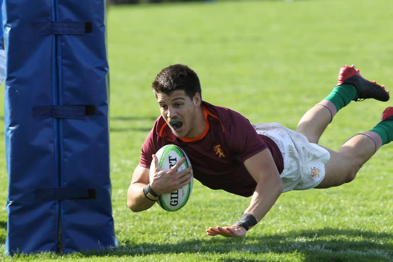 Lucas Marguery vuela para anotar el primer try del partido; Newman venció a CUBA en Villa de Mayo y se mantiene primero en el Top 12 de la URBA, pero ahora en compañía de SIC.