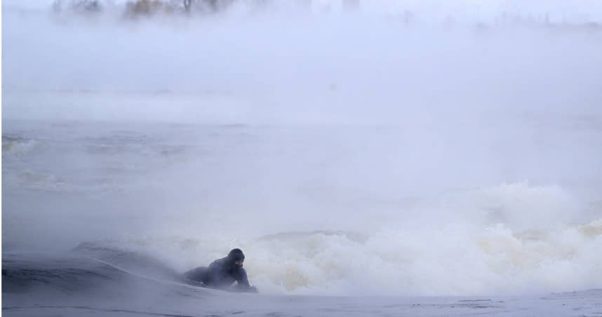 加拿大魁北克省的聖勞倫斯河（St. Lawrence River）沿岸，共11名捕魚民眾因河水暴漲被捲走。（示意圖／達志／美聯社）