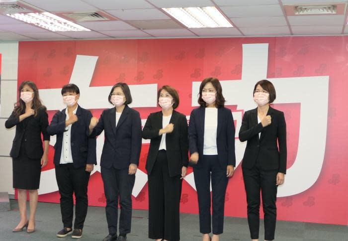 總統蔡英文今率5位黨籍女性縣市長參選人強調女力戰力。蘇聖怡攝